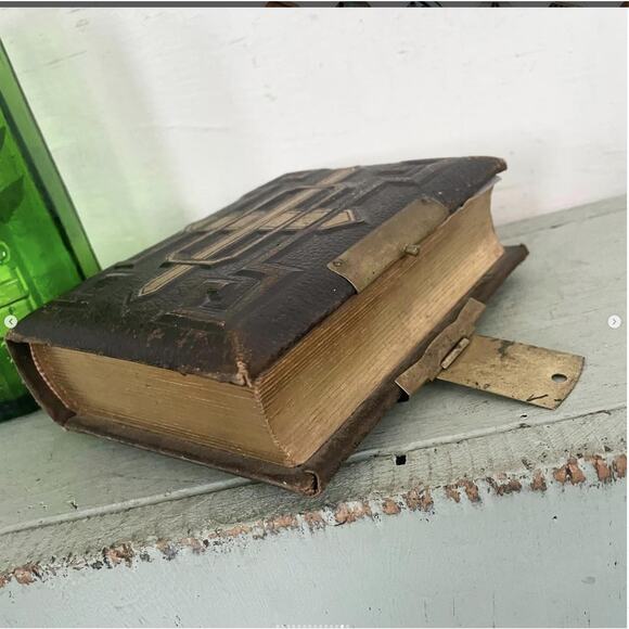 Antique Shabby CDV Photo Album Leather Cover Brass Gold Edges 20 Pages EMPTY - Picture 10 of 10